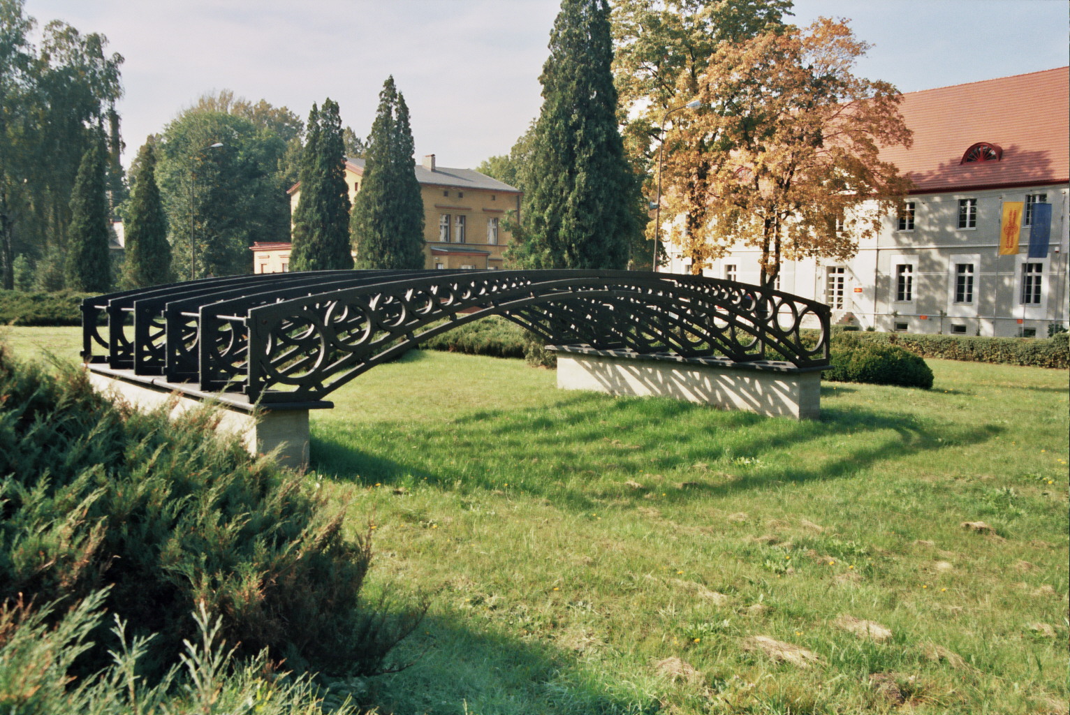 Przęsła zlikwidowanego mostu nad Kłodnicą w Gliwicach, wyprodukowanego w Królewskiej Odlewni Żelaza w Gliwicach, foto Edward Wieczorek KG22 DRUGA ANGLIA HUTA GLIWICE1