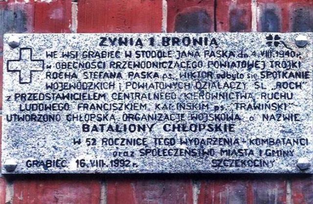 Tablica odsłonięta w 1992 r. z okazji 52. rocznicy utworzenia we wsi Grabiec organizacji wojskowej Bataliony Chłopskie, foto Roman Żyła Grabiec tablica